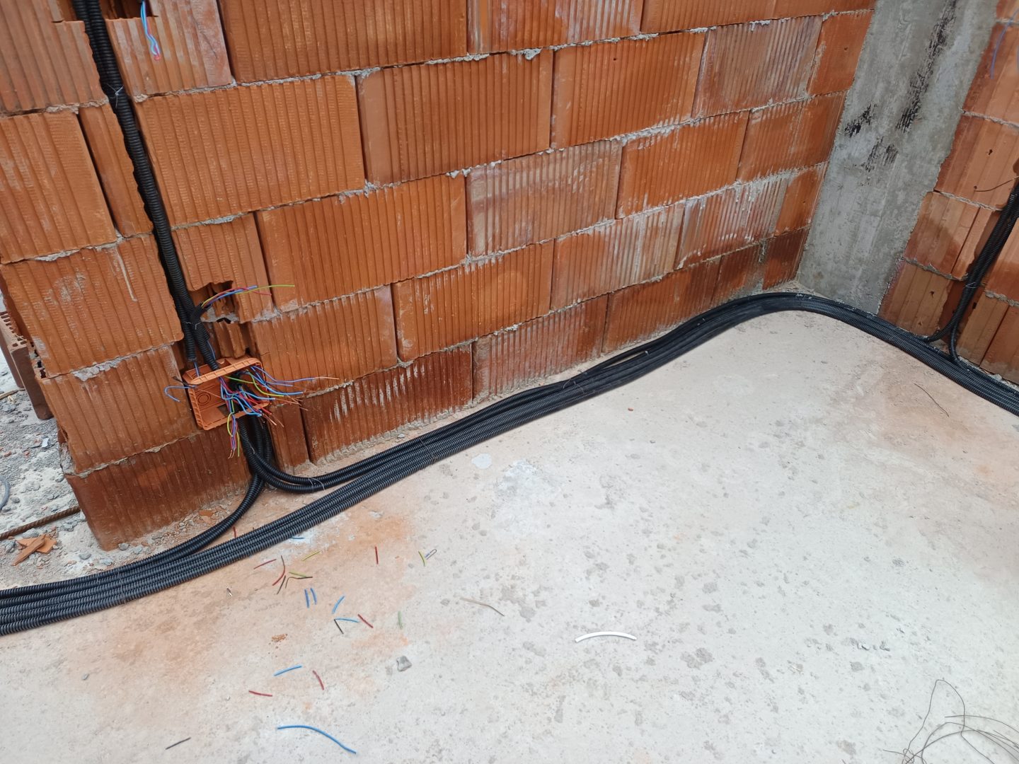 Pozare tuburi copex pe placa de beton si doza derivatie pe caramida la rosu