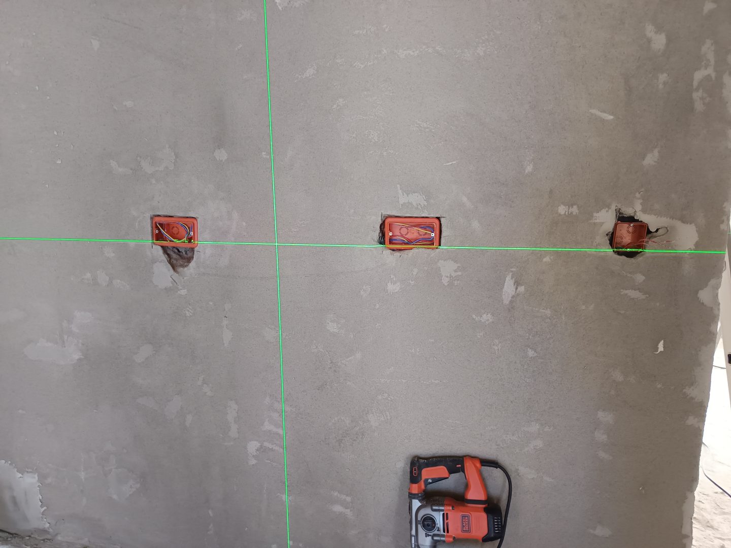 Aliniere doze modulare pe perete tencuit cu laser verde in cruce si rotopercutor jos