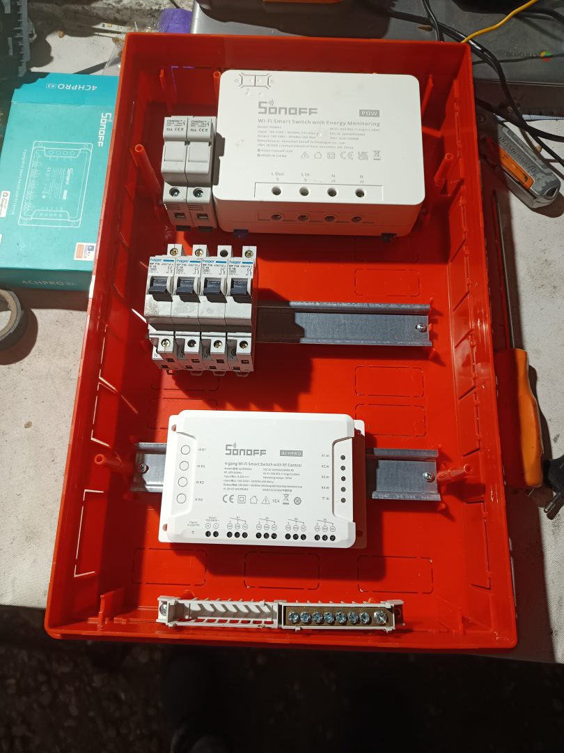 Tablou modular de automatizare in curs de echipare cu module Sonoff 4CHPRO pe sina DIN